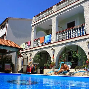 apartments-rooms-lo-mar.pula-hotels.org/